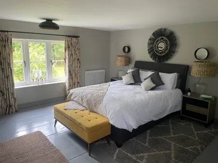 Leos Holiday Cottage - stylish cottage, sleeps 10. Pet friendly.