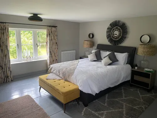 Leos Holiday Cottage - stylish cottage, sleeps 10. Pet friendly.