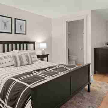 Chic 4-Br Newly Remodeled Home 3 Mins to Stowe for a Memorable Winter Getaway! Rooms