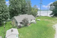 The Mesick Hideaway – 5BR/3BA Family Fun Spot w/ Lake, River & Hiking Trails