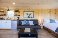 Off-grid tiny home in apple orchard with million-dollar mountain views!