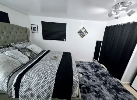 COZY 1Br Basement Suite Perfect for Couple!Free Sparkling Wine! Private Parking. Отели рядом с достопримечательностью «Парк Сентрал»