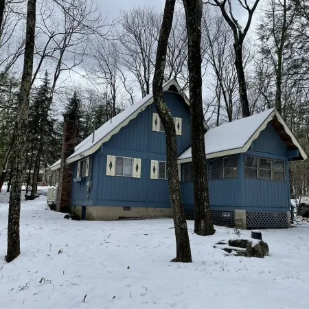 Adorable Gingerbread Style cabin in gorgeous amenity filled lake/pool community