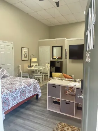 Charming 1-bedroom apartment in fantastic Warren with AC