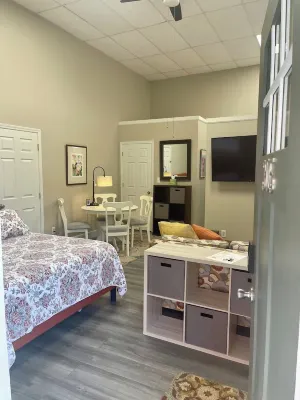 Charming 1-bedroom apartment in fantastic Warren with AC