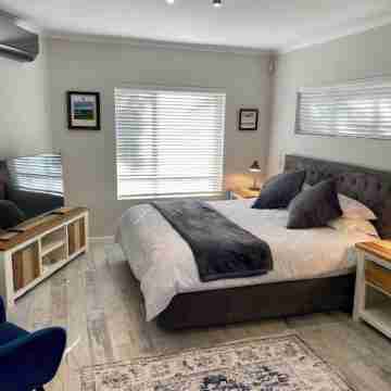 LUXURIOUS TWO-STORY SELF-CATERING RETREAT IN THE HEART OF THE CAPE WINELANDS Rooms