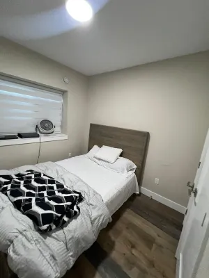 Charming 1-bedroom apartment with WiFi, AC in delightful Abbotsford Hotels near Maan Farms Market and Estate Winery