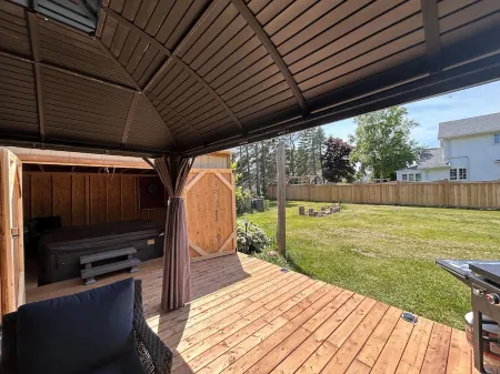 Cozy Summerside Retreat | Hot Tub + Fireplaces