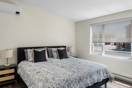 Dieppe Charm Suites, 3 BDRM, Close to Local Market Отели в г. Дьеп