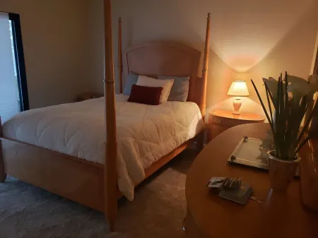 Cool condo a mile from New Brighton, two miles from Capitola Beach.