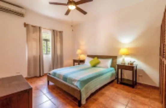 Bonita Village Stay, Steps from Playa las Ballenas.