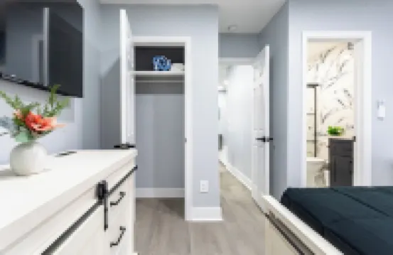 Comfort Meets Style 3-bedroom apartment with WiFi and Parking Close to NYC