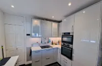 A Modern 2 Bedroom Apartment in the Quiet Leafy Grove, Close to the sea Front