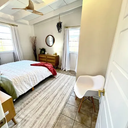 3-bedroom Mid-Mod home in Fort Smith with King bed, WiFi