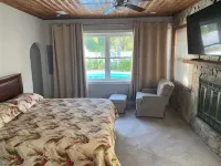 Beautiful Coastal Beach Home - 2 min walk to Beach- 4 bedroom 3 bath 2 masters! 냅튠 비치 호텔