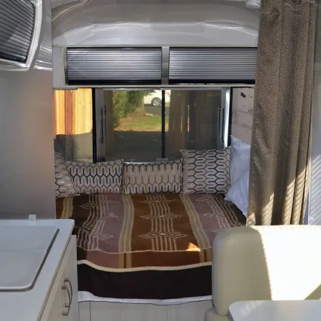 Unique Airstream stay w/ hot tub, 1 bd/1ba, WiFi, AC in lovely Concord CA