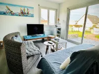 Sea view villa, sleeps 4. Hotele w: Asnelles