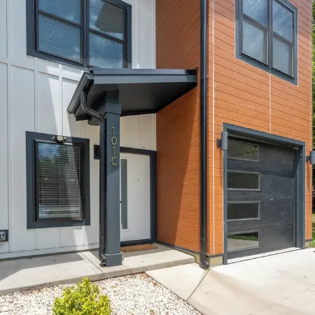 Trendy Townhome Near Downtown