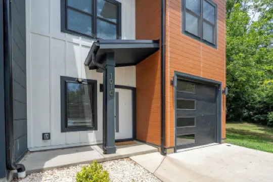 Trendy Townhome Near Downtown