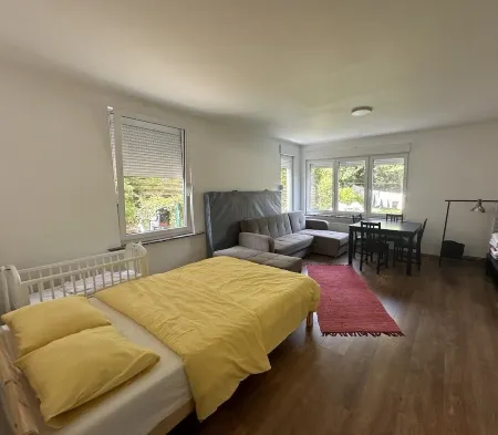 Cozy Garden Retreat - Family Friendly Studio with city access