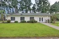 Sunny 2 Br River Oaks Condo. Pool & Hot Tub. Near Attractions, Golf, & the Beach