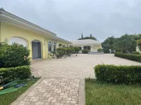 The Xanadu Tradewinds, Home Away to Paradise 8000 sq ft of privacy and a Pool.