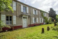 Renovated farmhouse with swimmingpool and beautiful view Hotels in Condom