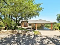 Panoramic View of Lake Marble Falls- 4BRM 10 Acres 1 King and 3 Queen Beds Hotels in Marble Falls