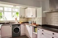 Beautiful 5 Bed Terrace with Hot Tub. Các khách sạn ở Brixham Civil Parish