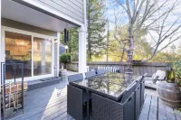 Modern Family Home in Town with Pool, Spa, Sport Courts, Dog Friendly, Walkable