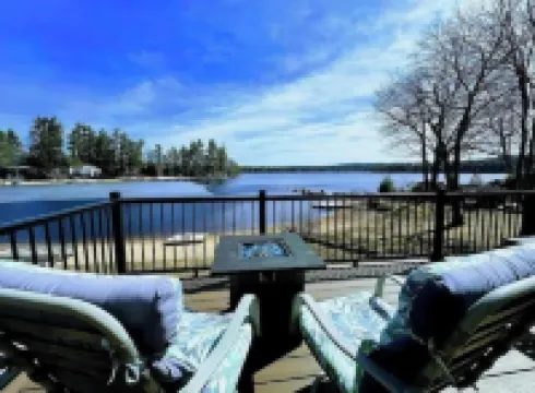 Lake Living, sit back and relax! Hotels in Middleton
