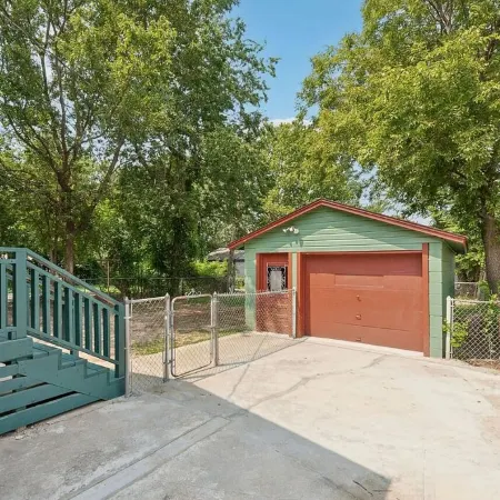Charming  2-bedroom two bath  house in fantastic Tulsa with office/ fitness room