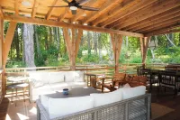 Modern Lake Champlain Lake House with Private Beach and Docks Hotels in Charlotte