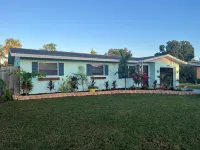 Boho Beachy getaway with large backyard nestled between downtown and the beach Hotel a South Bradenton