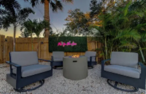 Triplex- 1 Block to the Beach, Heated Pool ,Putt-Putt, Bikes, Games