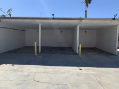 Breezy-2BR-Gated Unit w Kitchenette