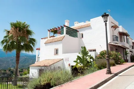 Beautiful 3 Bed Duplex - 2 Private Hot Tubs - Sleeps upto  8 persons