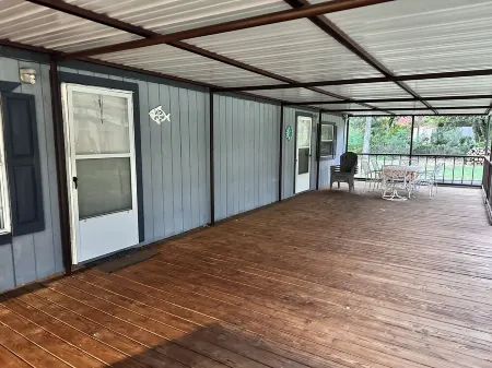 Texoma Treasure - Cozy 2-bedroom mobile home with huge deck in Kingston