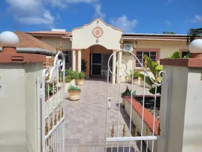 Comfortable, quaint Barbados studio apartment Hotels in 