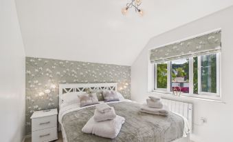 2-Bed Central Apartment-Sleeps 4 & Private Parking