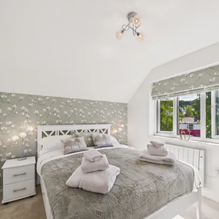 Central Bowness 2-Bed Apt Sleeps 4 with Parking