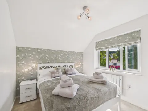 Central Bowness Location - Free Private Parking Hotels in 