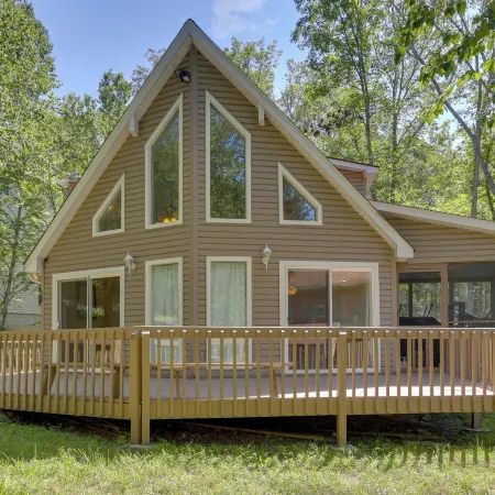 Pools, Hot Tub & More: Bushkill Mountain Getaway!