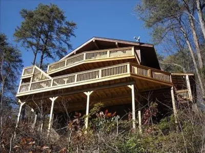 Huge Decks with A+ Views-Hot Tub-Firepl-King Beds-WiFi-Only 2 Miles from Parkway Hotels near Sugarlands Valley Nature Trail