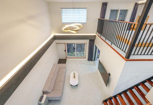 가평 오리온 풀빌라 펜션의 세련되고 현대적인 내부