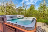 Walk on/Ski Off @Stratton, Hot Tub, King Beds, 2 Living Spaces, Shuttle!