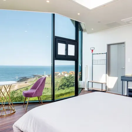New Ocean Resort Отели рядом с достопримечательностью «Публичная библиотека в городе Эволь»