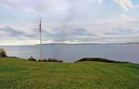 Beautiful Waterfront Cape Cod Style Beach Estate Hôtels à : Hansville