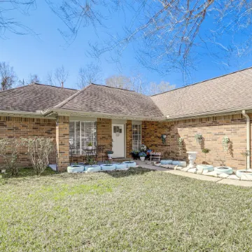 Swim and Unwind Pet-Friendly Home in Spring!