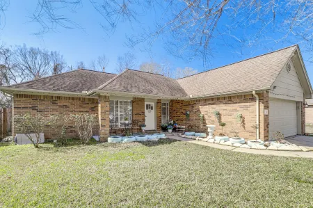 Swim and Unwind Pet-Friendly Home in Spring!